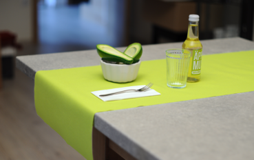 20 Tischläufer 40cm x 120cm kiwi Vlies CHIC Airlaid perforiert